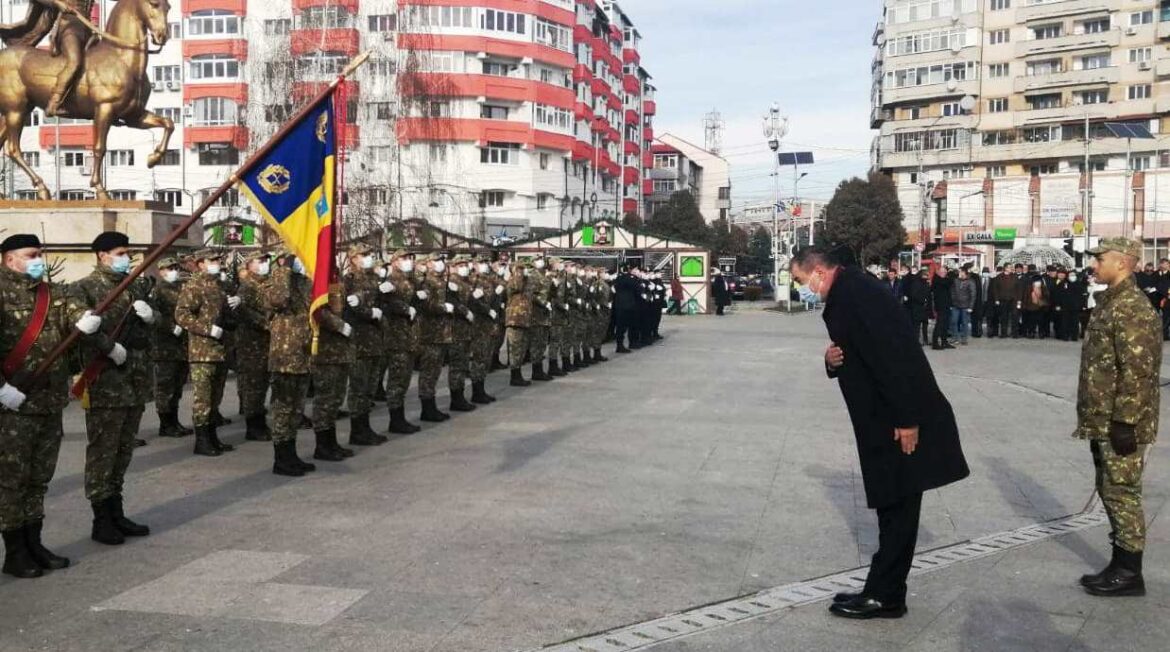 Aurelian Popa, salutând militarii la Ceremonia din 22 decembrie. FOTO: Aurelian Popa / Facebook